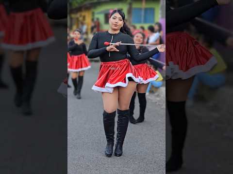 Bella cachiporrista salvadoreña en San Julian #desfiles #bandasdepaz #sonsonate #bailarina #belleza