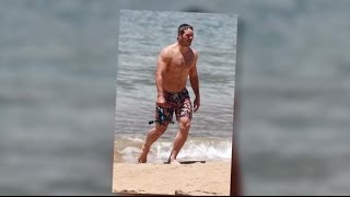 Bikini Clad Anna Faris and Swolled Up Chris Pratt Hit the Beach | Splash News TV | Splash News TV