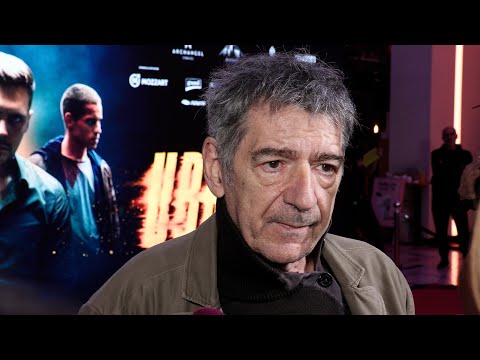 Miki Manojlović na premijeri filma  „Južni vetar“ nerado odgovarao na novinarska pitanja