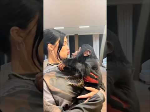 This girl became friends with a baby monkey 👏