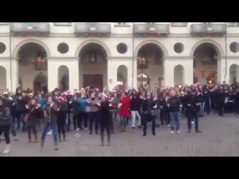 flash mob piazza vittorio torino- Ai Se Eu Te Pego