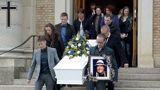 Diretta: Al funerale di Al Bano , un figlio in lacrime stringe il ritratto del padre.