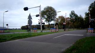 preview picture of video 'Spoorwegovergang Warnsveld Railroad/ Level Crossing'
