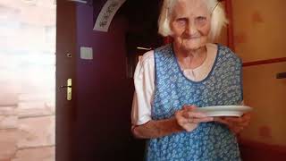 W odwiedzinach u babuni lat 98 z kocurem.