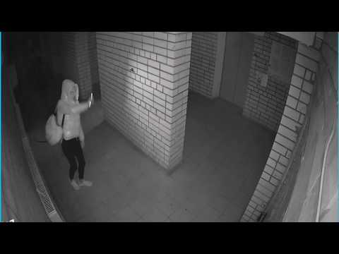 Девушка не знала, что в подъезде камеры