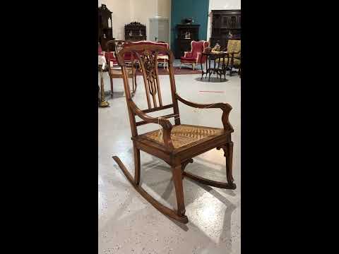 Антикварное кресло-качалка в стиле Модерн
