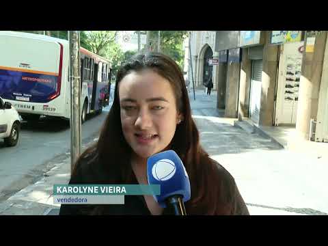 Motoristas precisam desviar de buracos na Avenida Augusto Lima, em BH