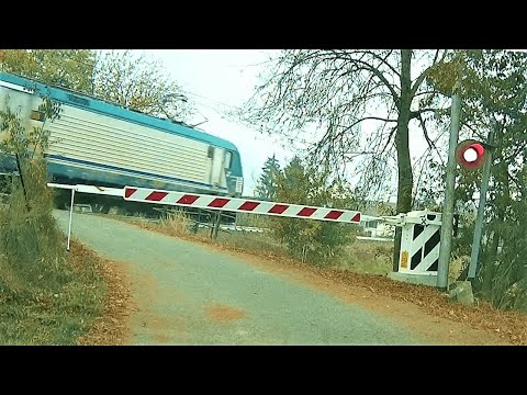 Passaggio a livello Borgoratto (AL) Via Battisti treno in transito #levelcrossing #bahnübergang