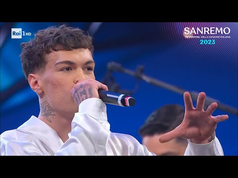 Sanremo 2023 - Blanco non sente la sua voce e distrugge il palco