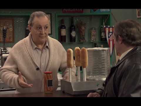 Amar C545 - Pelayo le ofrece a Lucía un perrito caliente