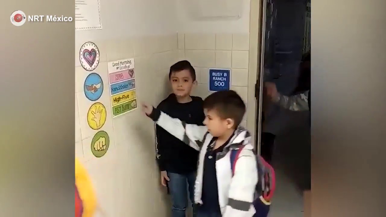 Fantástico saludo que una maestra enseña a sus alumnos
