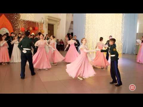 В честь юбилея первой школы в Ревде прошел кадетский бал