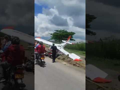 Esta avioneta cayó en la vía Panamericana en Cartago Valle y le dio a un motociclista #shorts