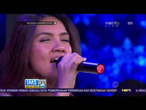 Perform Monita Tahalea "Medley Lagu Natal"