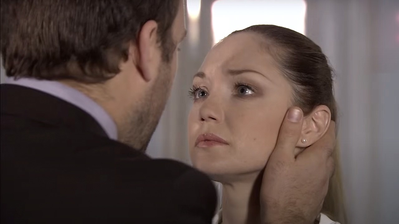 CERTA NOITE, UM MILIONÁRIO EM APUROS BATEU À PORTA DE UMA MÃE SOLTEIRA