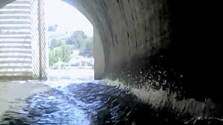 preview picture of video 'FPV From Twin Jet  NQD Drive Boat Going Through A Tunnel in Heathcote Reserve'