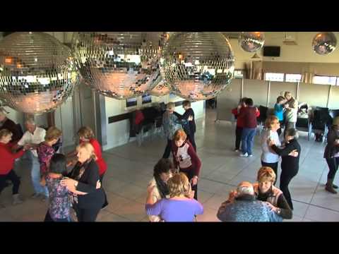 Los mayores de San Isidro combaten el frío al ritmo caribeño