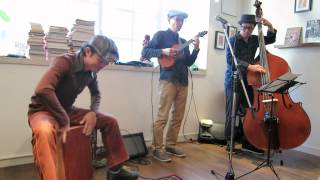 Caravan　--　Ukulele Swing Trio at cafe tuoli 2014.11.22.