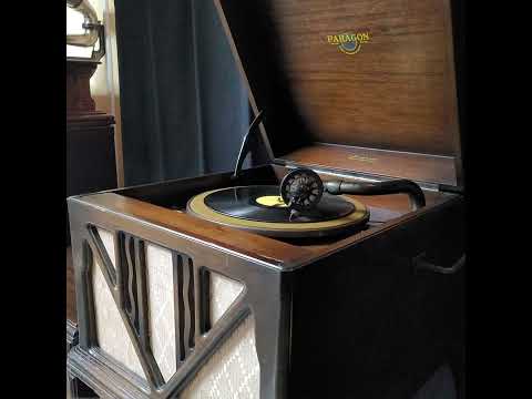 Ginny Gibson（ジニー・ギブソン）♪Kiss♪ 1953年 78rpm. Paragon Model No 90 phonograph.