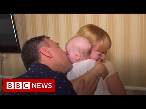 夫妻倆終於見到了代孕出生的兒子 - BBC News (Couple finally meet son born to surrogate - BBC News)