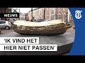 Gigantische gouden courgette als kunstwerk