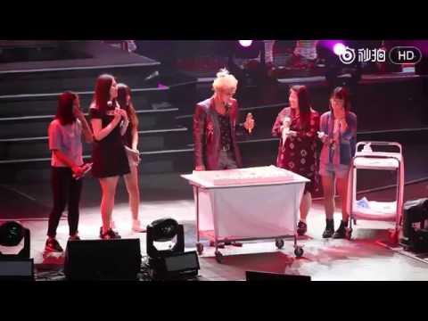 [FANCAM] 170430 ZTAO Promise Concert in Beijing - Decorating the cake with fans on the stage