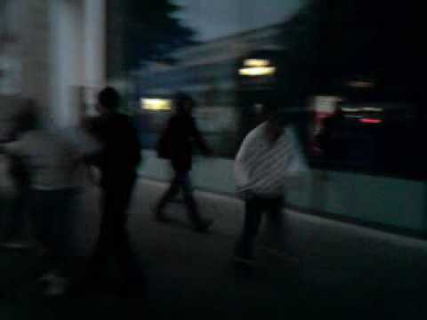 Fussball mitm Stein in der Fußgängerzone in Berlin