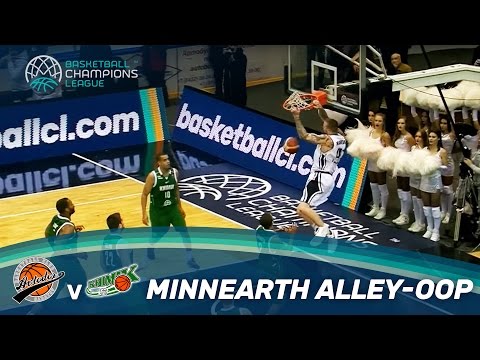 Nick Minnerath smashes it in with the first alley-oop of the game!