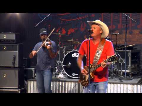 Kevin Fowler Performs 