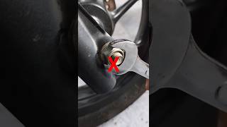 Download lagu Pastikan untuk mengingat trik ini! Cara melepas mur menggunakan kunci #shorts mp3