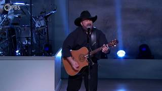 Garth Brooks and Band Perform Thunder Rolls