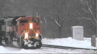 preview picture of video 'BNSF 9307 waits its turn and gets blasted by snow_BNSF Staples Sub'