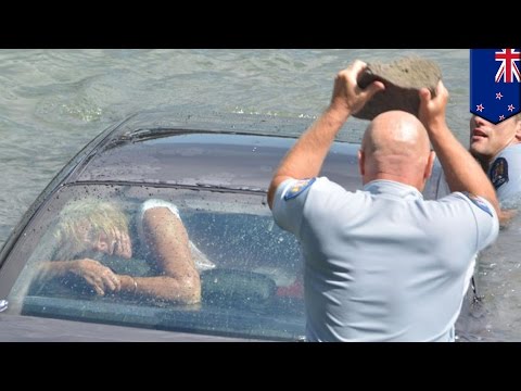 Nowa Zelandia: policjanci wybijają szybę kamieniem i ratują kobietę z tonącego samochodu