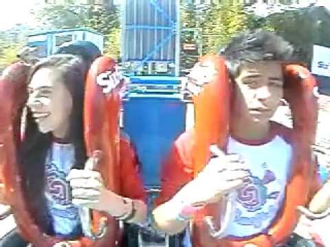 Joss Zuckerman y Luis Ceballos (Roque y Adri de La CQ) inaugurando el #SlingShot.en Six Flags México