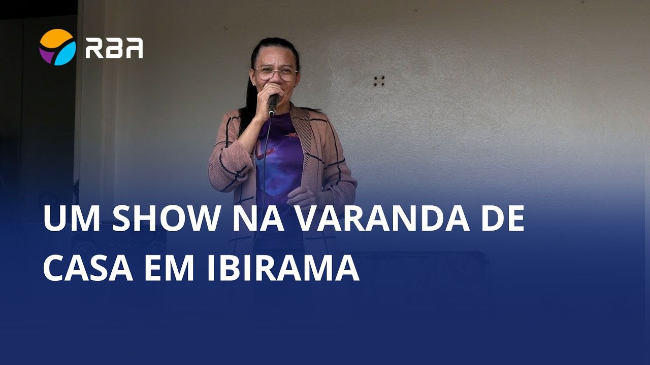 Moradora de Ibirama conquista as redes sociais cantando na porta de casa