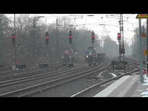 BR 185 der VPS mit Stahlplatten Zug durch Gütersloh