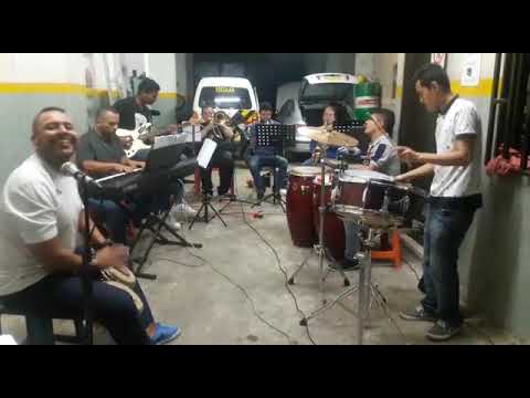 La orquesta Sonbilongo de Colombia alentando a la seleccion Peruana