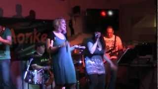 Somebody to love Cover von Mothers finest live gespielt von den Groovin Monkeys