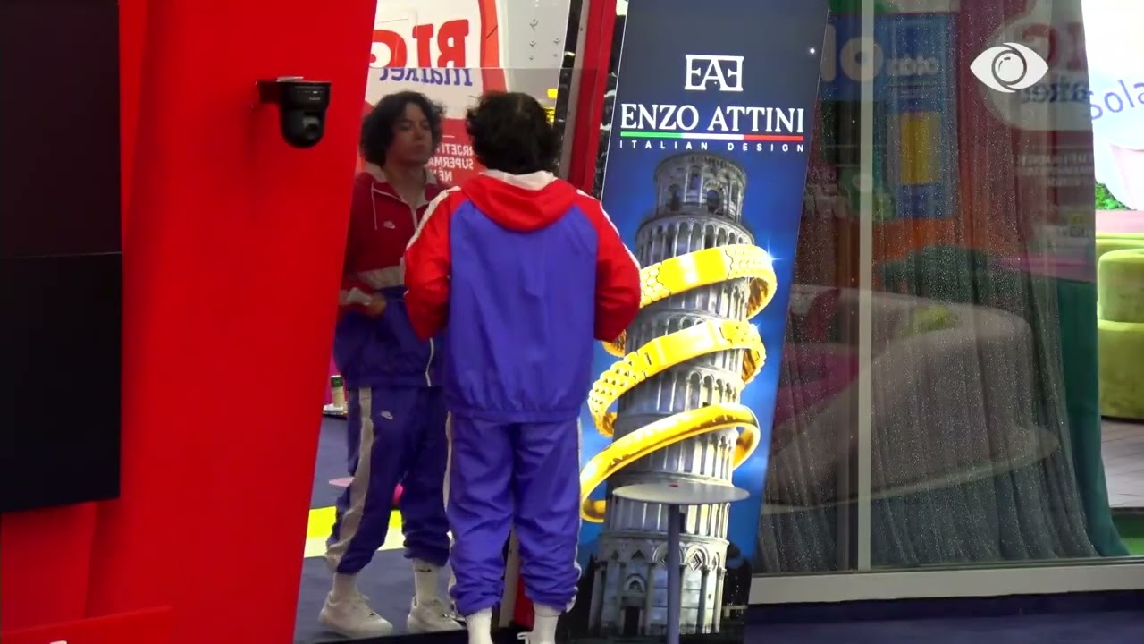 Momente gazmore në shtëpi, Mal tenton t’i “fshihet” kamerës