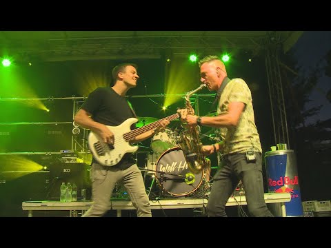 A Wellhellóval járja az országot