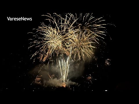 I bellissimi fuochi d’artificio sul Lago di Monate