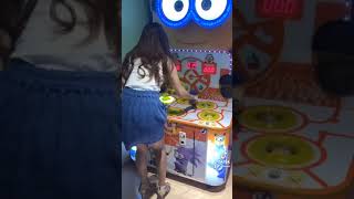 ミニオン叩きを全力でプレイする妻#Shorts