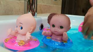 Baby Dolls Swimming in the water / Learn colors