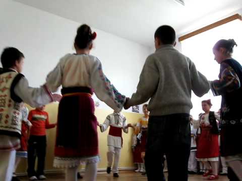 dansuri populare la scoala din Piatra Soimului jud. Neamt 2009
