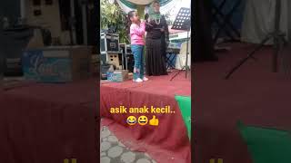 Download lagu anak kecil lagi bernyanyi di pentas organ tunggal 😆🤣 mp3 Download lagu anak kecil lagi bernyanyi di pentas organ tunggal 😆🤣 mp3