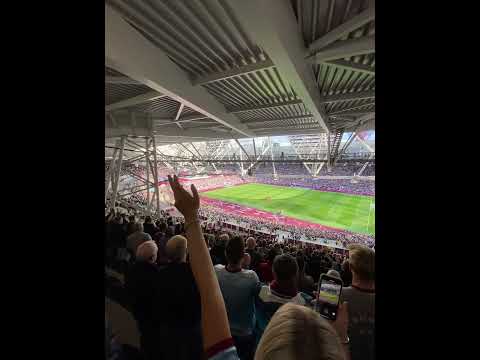 66.000 West Ham fans singing “Blowing Bubbles” at Olympic Stadium in Stratford