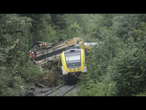 Mindestens drei Tote, mehrere Verletzte: Regionalzug in Südwestdeutschland entgleist