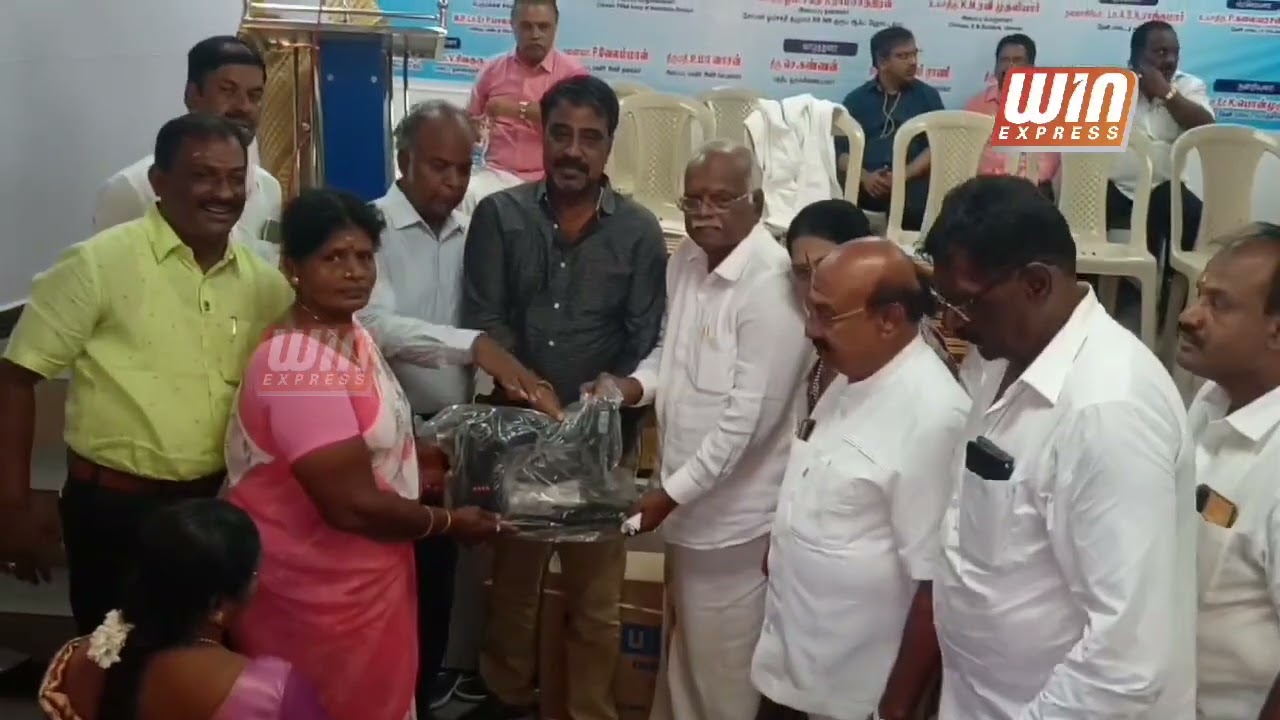 தேனி மாவட்டத்தில் அனைத்திந்திய முதலியார் பிள்ளைமார் சங்கம் சார்பில் பள்ளி மாணவர்களுக்கு பரிசுத்தொகை மற்றும் நலத்திட்ட உதவிகள் வழங்கும் விழாவினை நடத்தினார்கள்.