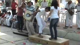 preview picture of video 'GRUPO LOS CUIRINDALES: ASÍ BAILAN LOS SONES DE TIERRA CALIENTE'