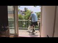 Jon (80) fietst op de hometrainer op zijn balkon voor goede doel